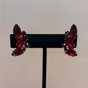 Vintage Garne Gold Tone Ruby Red Crystal Rhinestone Clip Earrings 1-1/4”